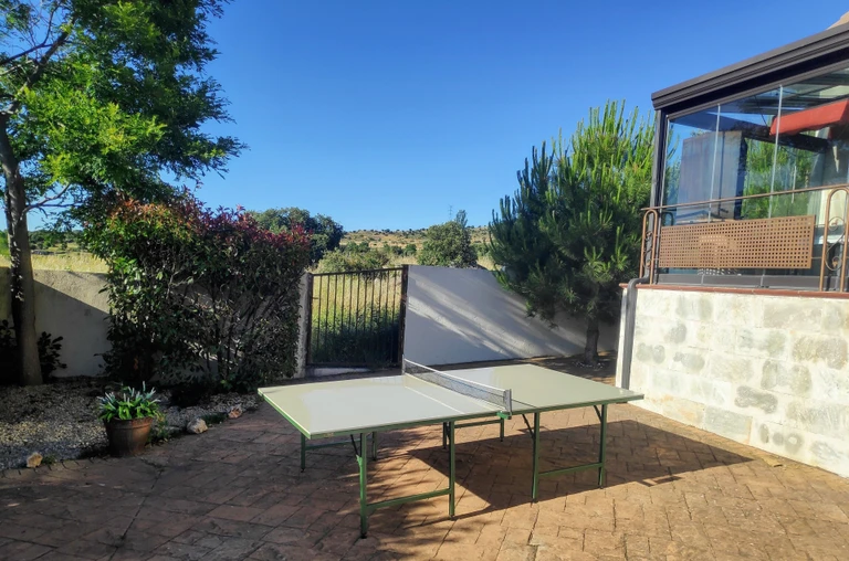 Patio interior con ping-pong